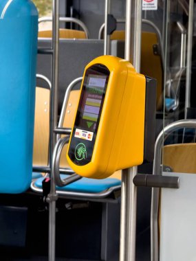 OSTRAVA, CZECH Cumhuriyet - 25 Ekim 2024: Ostrava toplu taşıma araçlarında DPO otobüsleri ve tramvaylar içindeki sarı ödeme terminali