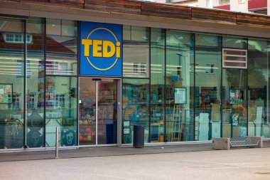 MELK, AUSTRIA - 30 Temmuz 2021: TEDi mağazasının dekorasyon ve ev ile ilgili şeyler satan mağazası