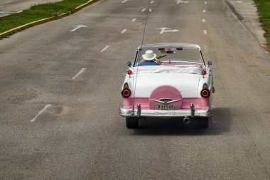 VARADERO, CUBA - 30 AĞUSTOS 2023: 1950 'lerden kalma üstü açık Ford Fairlane, Küba' da çift renkli pembe-beyaz vintage araç