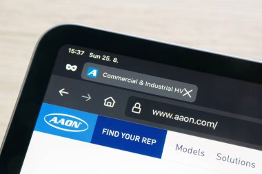 OSTRAVA, CZECHIA - 25 Ağustos 2024: AAAON şirketinin HVAC çözümleri sunan web sitesi
