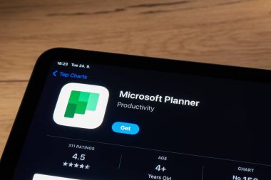 OSTRAVA, CZECHIA - 24 Eylül 2024: Microsoft Planlayıcı üretkenlik uygulaması yüklenmek üzere uygulama mağazası