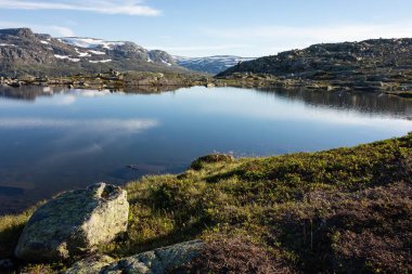 Norveç, Trolltunga 'ya giden temiz su gölü güzel bir gün batımında.