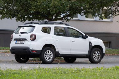 OSTRAVA, CZECHIA - 29 EYLÜL 2023: Beyaz Dacia Duster II cadde üzerinde park etmiş bir araç