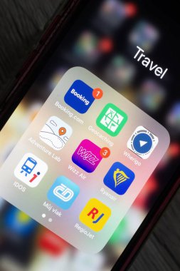 OSTRAVA, CZECHIA - 27 Temmuz 2024: iOS 'a yüklenmiş gezgin mobil uygulamasının simgeleri çevrimiçi bilet rezervasyonuna karar verdi