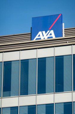 OSTRAVA, CZECHIA - SEPTEMBER 28, 2023: Modern binalar üzerine AXA sigorta şirketinin bayrağı