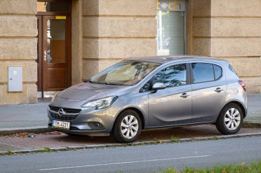 OSTRAVA, CZECHIA - 28 Eylül 2023 Silver Opel Corsa E hatchback otomobili