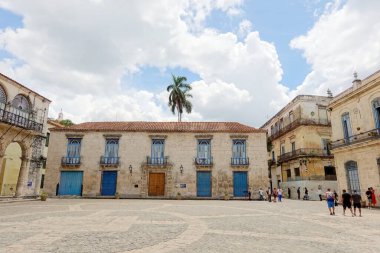 HAVANA, CUBA - 27 AĞUSTOS 2023: Havana, Küba 'daki Plaza de la Katedral kasaba meydanı