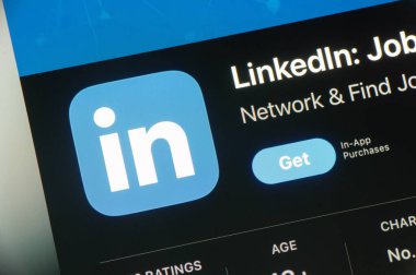 OSTRAVA, CZECHIA - 27 Temmuz 2024: LinkedIn profesyonel sosyal ağ mobil uygulaması yüklenmek üzere uygulama mağazası
