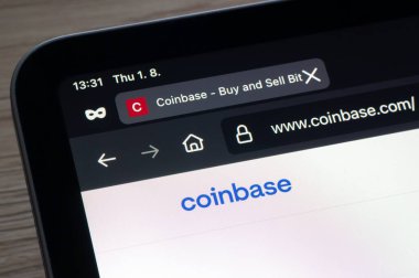 OSTRAVA, CZECHIA - 1 Ağustos 2024: Şifreleme ve depolama para birimleri için Coinbase şifreli mobil takas web sitesi