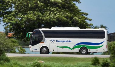 VARADERO, CUBA - 30 AĞUSTOS 2023: Yutong ZK6107HA Transgaviota lüks toplu taşıma şirketi Varadero, Küba, hareket bulanıklığı etkisi