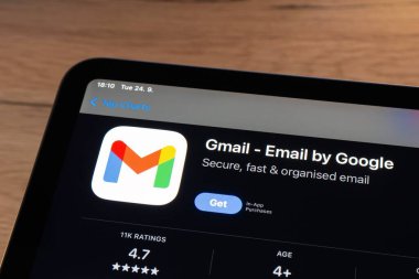 OSTRAVA, CZECHIA - 24 Eylül 2024: Apple aygıtına yüklenecek Gmail e-posta mobil uygulaması olan uygulama mağazası