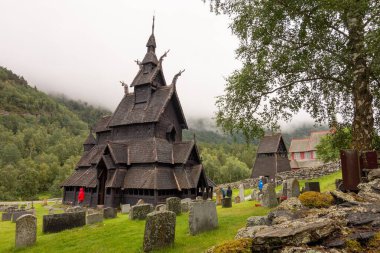 BORGUND, NORway - 13 Ağustos 2016: Borgund Norveç 'te turistlerle birlikte kiliseyi (stavkyrkje) baltalıyor