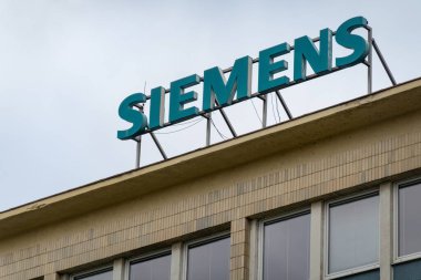 OSTRAVA, CZECHIA - 25 Eylül 2023: Siemens endüstriyel şirketinin yeşil bayrağı ofis binasında