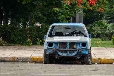 Havana, Küba sokaklarında mavi Japon kamyoneti enkazı.