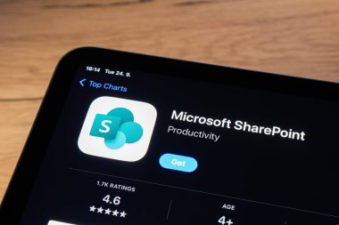 OSTRAVA, CZECHIA - 24 Eylül 2024: Microsoft Sharepoint üretkenlik uygulaması yüklenmek üzere uygulama mağazası