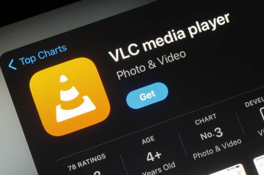 OSTRAVA, CZECHIA - 27 Temmuz 2024: Video dosyaları oynamak için VLC Media Player mobil uygulamalı uygulama