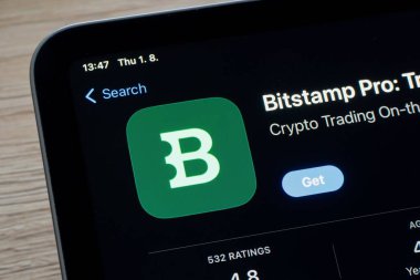 OSTRAVA, CZECHIA - 1 Ağustos 2024: Şifreleme ve depolama için iOS için Bitstamp Pro şifreleme mobil uygulaması olan uygulama mağazası