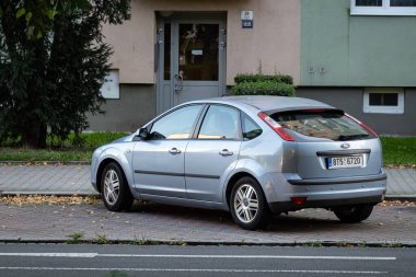 OSTRAVA, CZECHIA - 29 Eylül 2023: Blue Ford Focus II hatchback