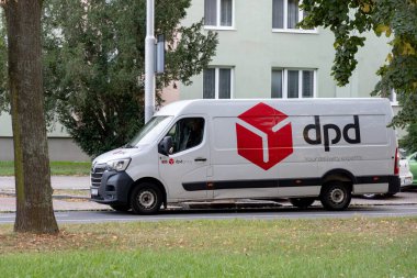 OSTRAVA, CZECHIA - 2 Ekim 2023: DPD dağıtım şirketinin Renault Master III minibüsü