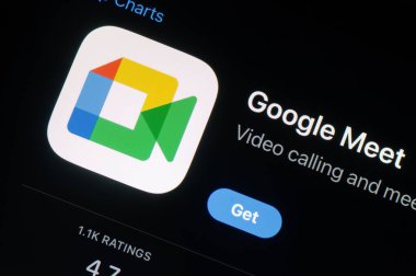 OSTRAVA, CZECHIA - 27 Temmuz 2024: Google Meet tele konferans yazılımı ile video bağlantısı