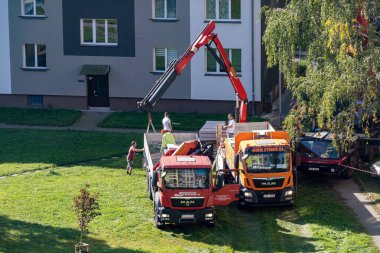 OSTRAVA, CZECHIA - 27 Eylül 2023: Çek Straub balkon şirketinin Man ve Tatra 815 vinç kamyonları