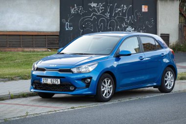 HAVIROV, CZECHIA - 28 Eylül 2023: Mavi Kia Rio IV aracı sokağa park edildi