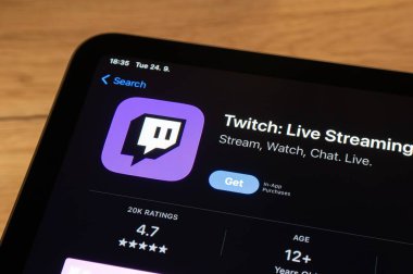OSTRAVA, CZECHIA - EPTEMBER 24, 2024: Twitch grup sohbeti ve kurulması gereken akış uygulaması olan uygulama mağazası