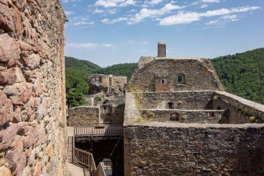 Avusturya 'daki Aggstein kalesinin kalıntıları, güneşli bir gün.