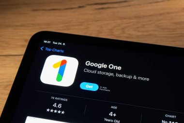 OSTRAVA, CZECHIA - 24 Eylül 2024: Apple aygıtına yüklenmek üzere Google One mobil bulut depolama uygulaması olan uygulama mağazası