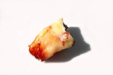 Beyaz arka planda çekilen kötü insan dişi ayrıntıları.