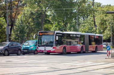VIENNA, AUSTRIA - 29 Temmuz 2021: Viyana 'da Wiener Linien toplu taşıma şirketinin Mercedes-Benz Citaro C2 G eklemli otobüsü
