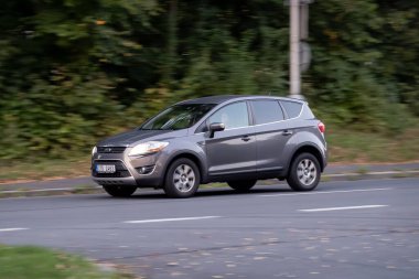 HAVIROV, CZECHIA - 28 Eylül 2023: Ford Kuga 1. nesil güçlü hareket bulanıklığı etkisi