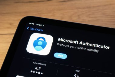 OSTRAVA, CZECHIA - 24 Eylül 2024: Microsoft Authenticator güvenlik uygulaması yüklenmek üzere uygulama mağazası