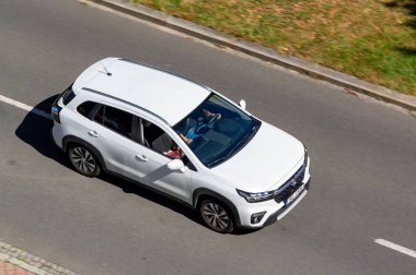 OSTRAVA, CZECHIA - 6 Ağustos 2024: Beyaz Suzuki S-Cross III çapraz araba, hareket bulanıklığı etkisi