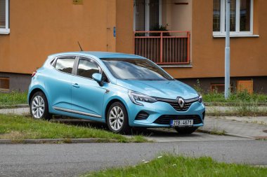 HAVIROV, CZECHIA - 21 Eylül 2023: Blue Renault Clio V BF aracı sokağa park edildi