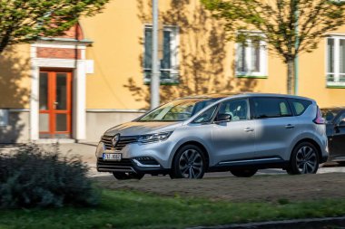 HAVIROV, CZECHIA - 15 Eylül 2023 Renault Espace V MPV arabası, hareket bulanıklığı etkisi