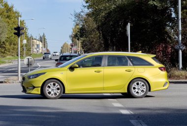 HAVIROV, CZECHIA - 11 Eylül 2023: Yoldaki sarı Kia Ceed SW SW arazi aracının yan görüntüsü