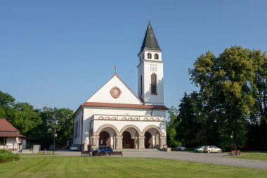 OSTRAVA-PORUBA, CZECH REPUBLIC - 7 Temmuz 2021: Beyaz Kostel Krista Krale kilisesinin inşa edildiği Ostrava-Poruba manzarası