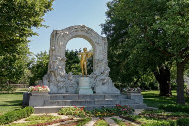 VIENNA, AUSTRIA - 29 Temmuz 2021: Viyana, Avusturya 'daki Stadtpark' ta Johann Strauss anıtı