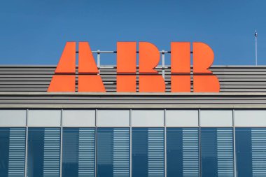 OSTRAVA, CZECHIA - 28 Eylül 2023: ABB şirketinin kırmızı logosu, ön manzara