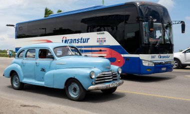 VARADERO, CUBA - 30 AĞUSTOS 2023: Chevrolet Fleetmaster 1947 Transtur Yutong otobüsünün önündeki Varadero, Küba 'daki Sedan spor arazi aracı