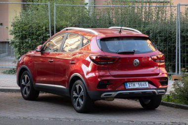 OSTRAVA, CZECHIA - 29 Eylül 2023: Kırmızı Çin MG Z 'leri kesişen araç caddeye park edilmiş, dikiz manzaralı