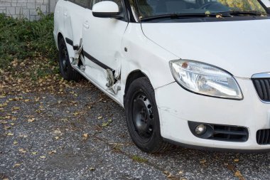 SENOV, CZECHIA - 28 EYLÜL 2024: Beyaz Skoda Fabia arabası kazadan sonra konserve gibi açıldı