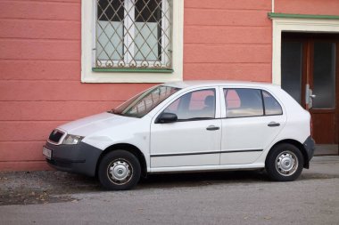 HAVIROV, CZECH REPUBLIC - 13 Ekim 2022: Çek Skoda Fabia Junior süper ucuz hatchback arabası sokağa park edildi