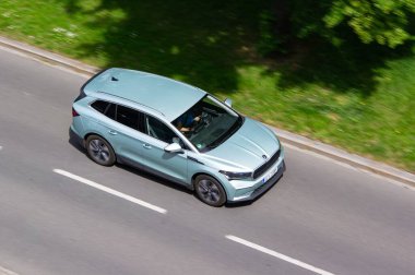 OSTRAVA, CZECH REPUBLIC - 11 Mayıs 2024: Pastel blue Skoda Enyaq iV elektrikli SUV, hareket bulanıklığı etkisi