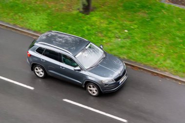 OSTRAVA, CZECH REPUBLIC - 4 Ekim 10: Gri Çek Skoda Karoq çapraz arabası hareket bulanıklığı etkisi, yağmurlu gün