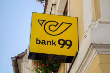 WEISSENKIRCHEN, AUSTRIA - 31 Temmuz 2021: Bank99 Bank 'ın sarı bayrağı, Avusturya' daki finans kurumu