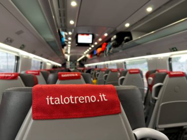 BOLOGNA, ITALY - 27 Ekim 2024: İtalya 'daki Italo Treno treninin içi