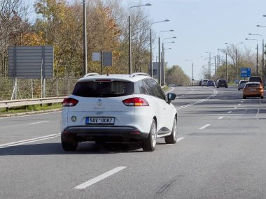OSTRAVA, CZECHIA - 19 Ekim 2024: 4 şeritli yolun sol şeridinde White Renault Clio Grandtour arazi arabası