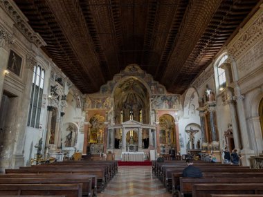 VERONA, İtalya - 28 Ekim 2024: San Fermo Maggiore Katedrali, sunak ve banklarla iç mekan